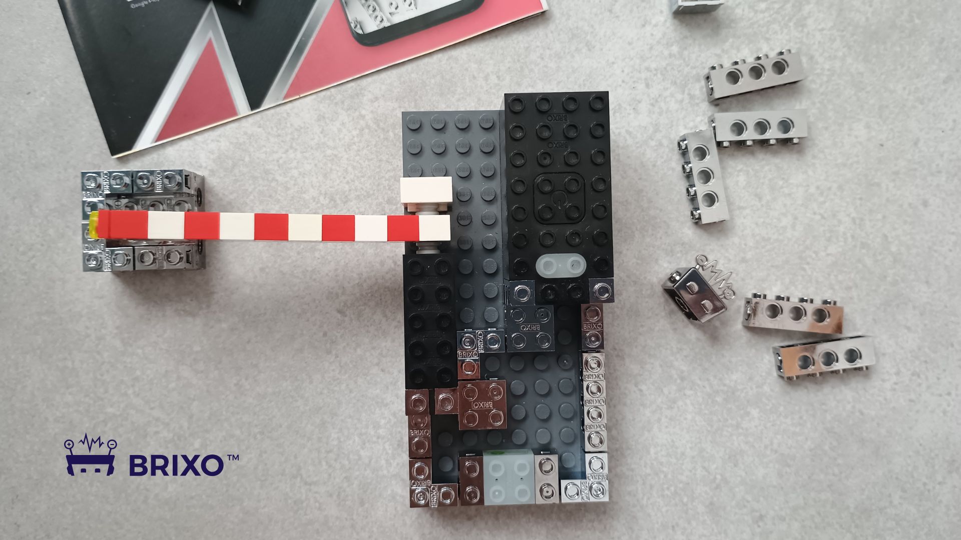 Jak zbudować szlaban z Lego i ożywić go dzięki Brixo – projekt dla młodych konstruktorów