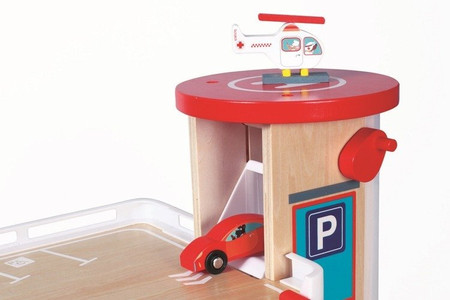 Scrtach,  Garaż drewniany z windą i ze zjeżdżalnią