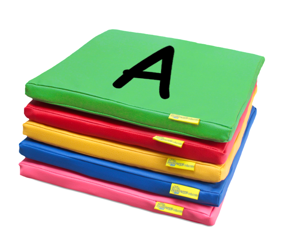 Poduszki kwadratowe  EKOSKÓRA z nadrukiem ALFABET (A-Z)  26 sztuk 