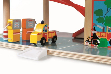 Scrtach,  Garaż drewniany z windą i ze zjeżdżalnią