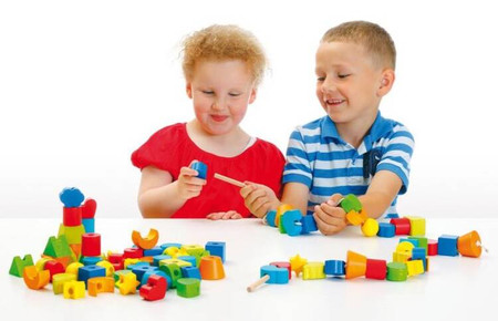 Nawlekanka z klocków gra edukacyjna kształty i kolory 96 el Erzi 42518