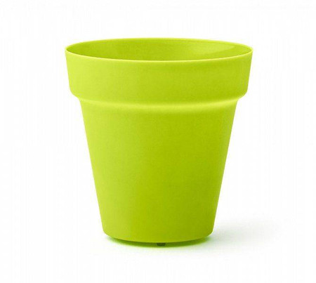 Drewniana kuchnia ogrodowa z kranem