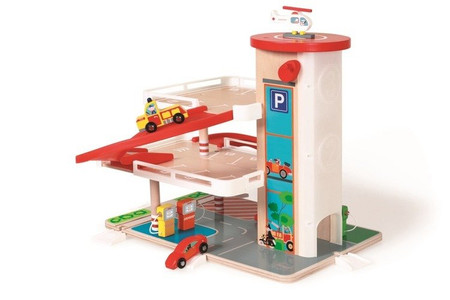 Scrtach,  Garaż drewniany z windą i ze zjeżdżalnią