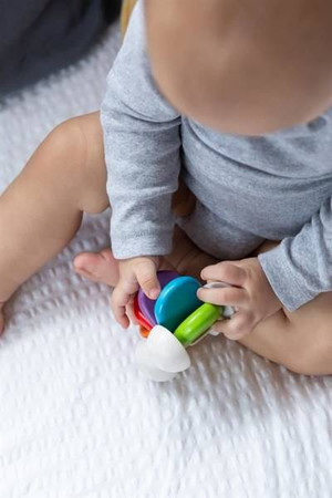 Drewniany samochód klekotka Plan Toys