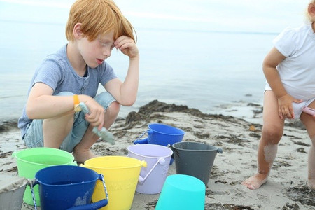 Składane wiaderko do wody i piasku Scrunch Bucket - Ciemny szary