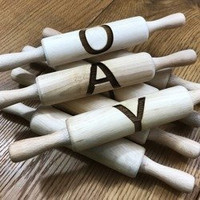 Drewniane mini wałki do ciasta z samogłoskami (a, i, e, o, u, ó, y)