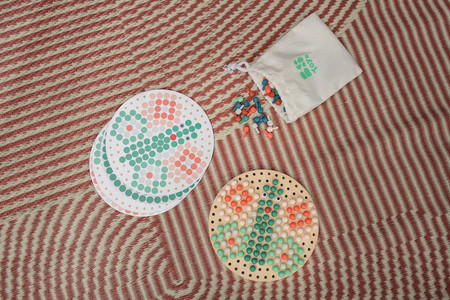 BS Toys, Układanka mozaika z drewnianymi pinezkami grzybkami