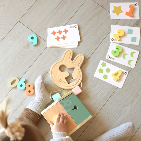 CLASSIC WORLD Pastelowy Zestaw dla Niemowląt Box Pierwsze Zabawki do Nauki od 6 do 12 miesiąca