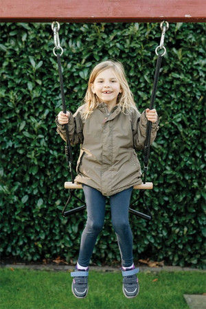 Huśtawka trapez i obręcze gimnastyczne koła Black Line 12409 Small Foot zabawy w plenerze