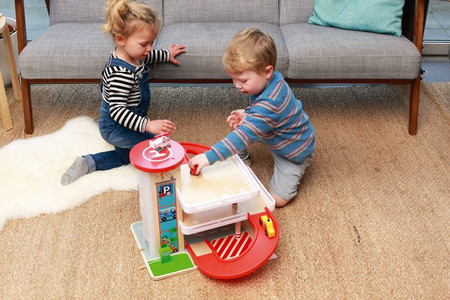 Scrtach,  Garaż drewniany z windą i ze zjeżdżalnią