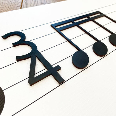 Muzyczny kuferek - drewniane nuty i mata z pięciolinią