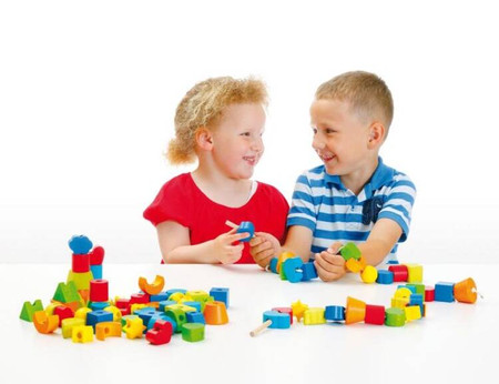 Nawlekanka z klocków gra edukacyjna kształty i kolory 96 el Erzi 42518