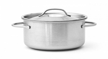 Drewniana kuchnia ogrodowa z kranem