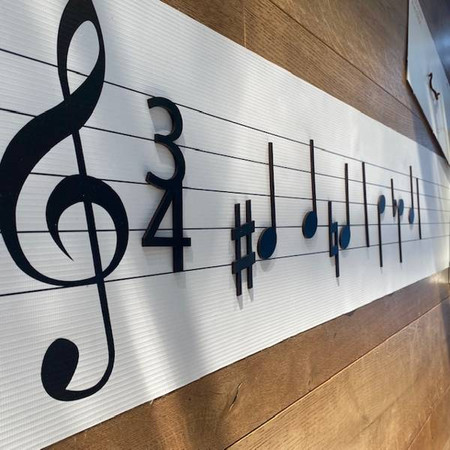 Muzyczny kuferek - drewniane nuty i mata z pięciolinią