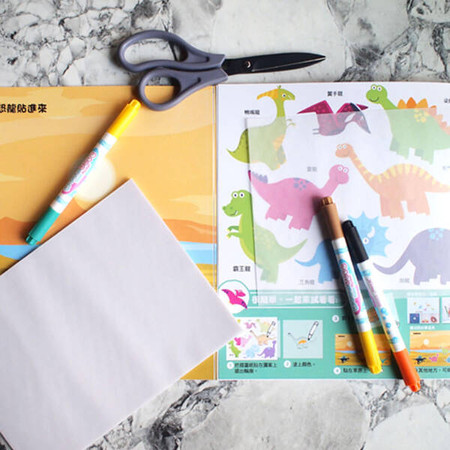 Książeczka do zabawy w tworzenie naklejek kalkomania Dinozaury