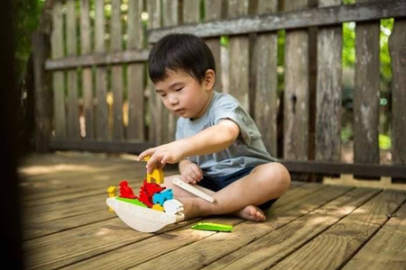 Balansująca łódka, drewniana gra manipulacyjna, Plan Toys®