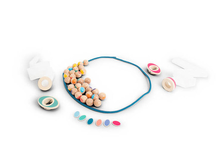 BS Toys,  sensoryczna gra - Nawlekanka gąsienica