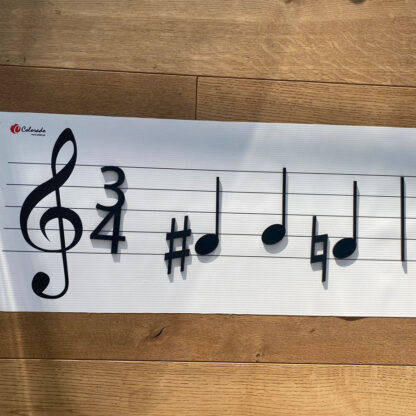 Muzyczny kuferek - drewniane nuty i mata z pięciolinią