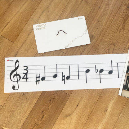 Muzyczny kuferek - drewniane nuty i mata z pięciolinią