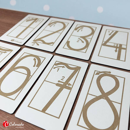 Drewniane tabliczki z cyframi do nauki pisania po śladzie