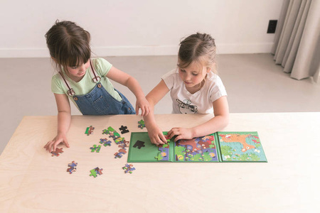 Scratch, Puzzle magnetyczne - książka podróżna W lesie 2 obrazki 40 elem.