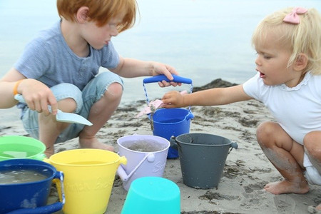 Składane wiaderko do wody i piasku Scrunch Bucket - Ciemny szary