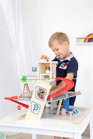 Parking dla dzieci garaż premium z myjnią, windą, stacją samochodów elektrycznych, stacją benzynową 11676- Small Foot, zabawki dla chłopców i dziewczynek