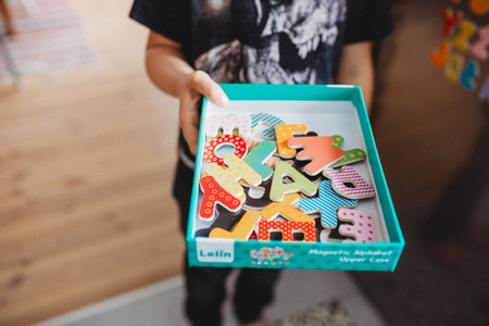 Drewniane magnesy dla Dzieci Literki 60 el.