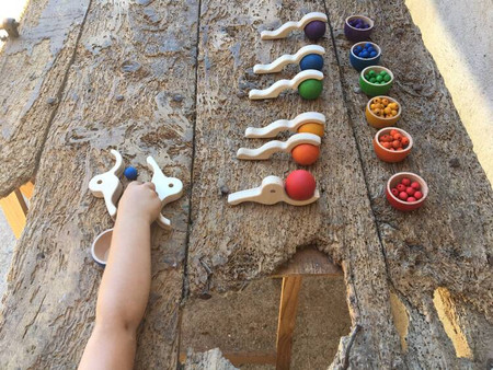 Zestaw 4 drewnianych klipsów Trigonos