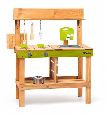 Drewniana kuchnia ogrodowa z kranem