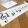 Muzyczny kuferek - drewniane nuty i mata z pięciolinią