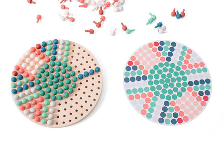 BS Toys, Układanka mozaika z drewnianymi pinezkami grzybkami