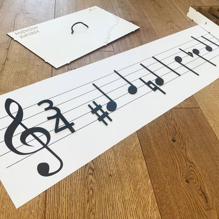 Muzyczny kuferek - drewniane nuty i mata z pięciolinią