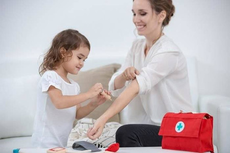 Drewniany zestaw małego lekarza, Plan Toys 3451