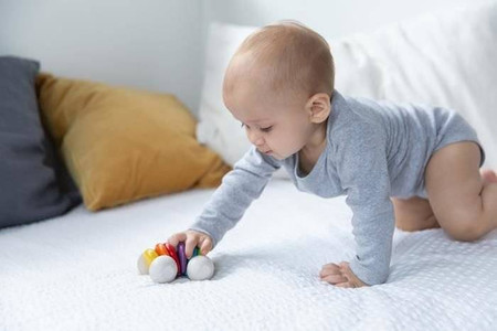 Drewniany samochód klekotka Plan Toys