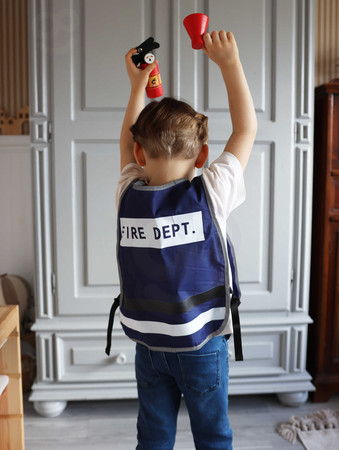 CLASSIC WORLD Zestaw Małego Strażaka Strój Narzędzia 8 el.