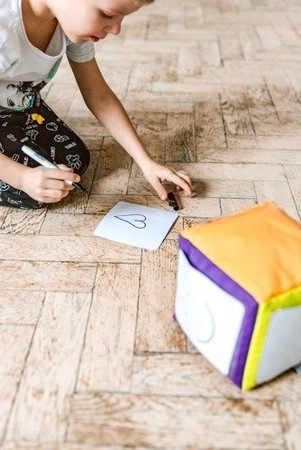 Zestaw kostka edukacyjna z kieszonkami do uzupełniania + karty + pisak MIĘKKA