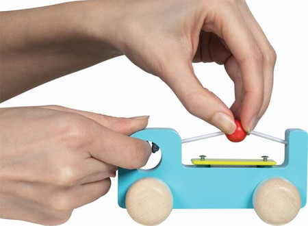 4 drewniane samochody z efektami dźwiękowymi Goki 55851 zabawki muzyczne