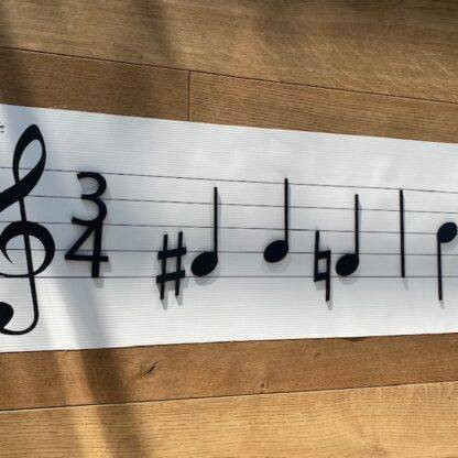 Muzyczny kuferek - drewniane nuty i mata z pięciolinią