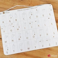 Drewniana tabliczka z polskim alfabetem migowym do zawieszenia