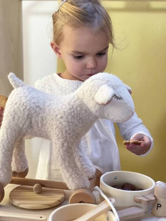 Pluszowa owieczka Mary do ciągnięcia | Egmont Toys®