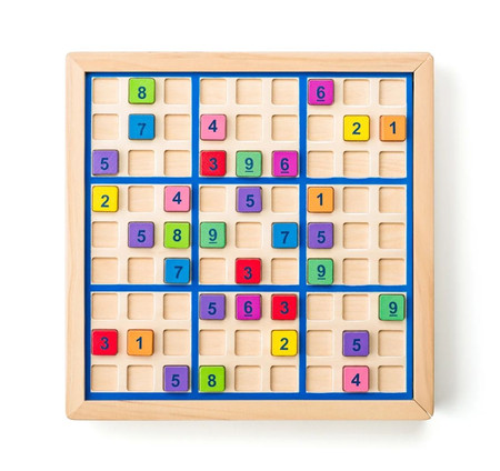 Drewniane sudoku z kolorowymi cyferkami