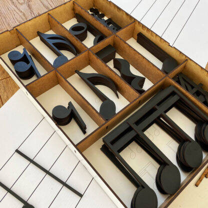 Muzyczny kuferek - drewniane nuty i mata z pięciolinią