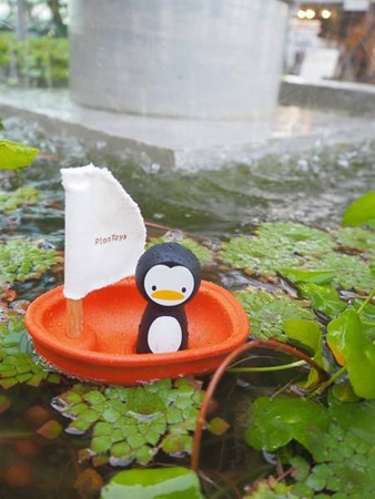 Żaglówka z pingwinem, zabawka do kąpieli | Plan Toys®