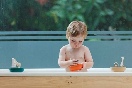 Żaglówka z pingwinem, zabawka do kąpieli | Plan Toys®