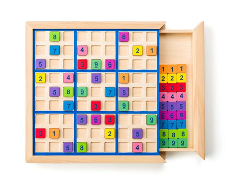 Drewniane sudoku z kolorowymi cyferkami