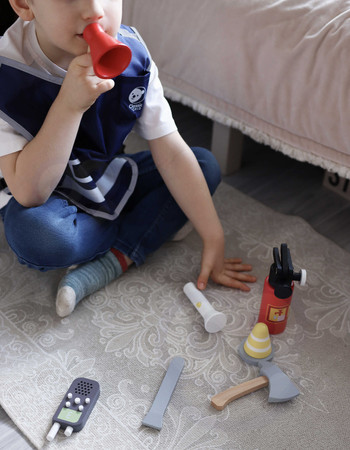 CLASSIC WORLD Zestaw Małego Strażaka Strój Narzędzia 8 el.