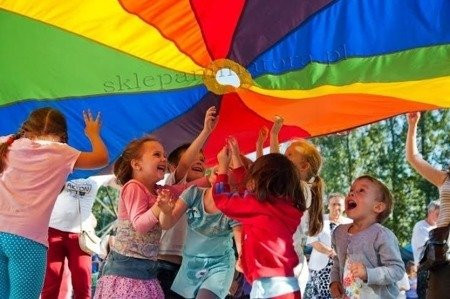 Książka: Kolorowe zabawy z chustą animacyjną wyd. Akson