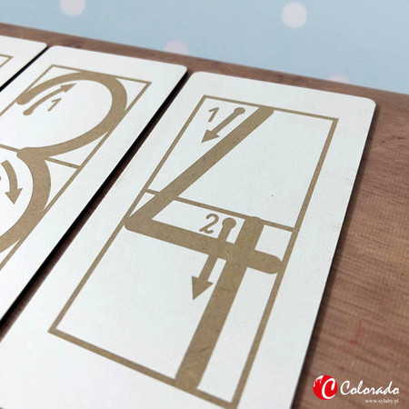 Drewniane tabliczki z cyframi do nauki pisania po śladzie