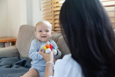 Drewniany samochód klekotka Plan Toys